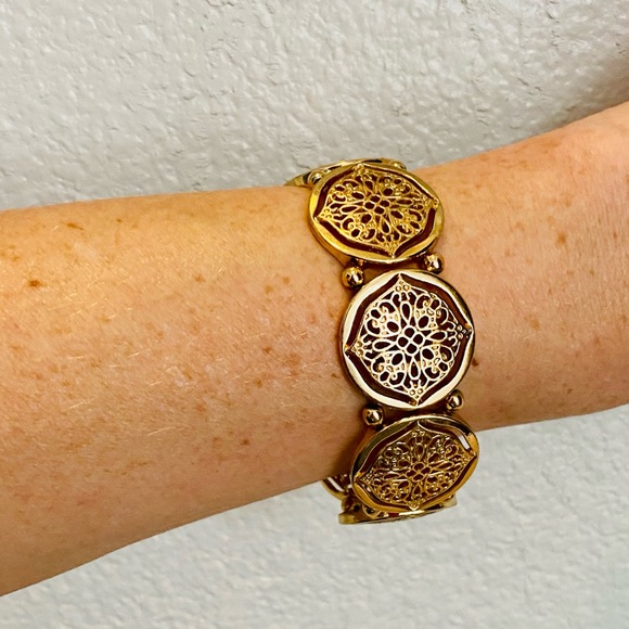 Gold tone medallion stretch bracelet - Picture 2 of 4